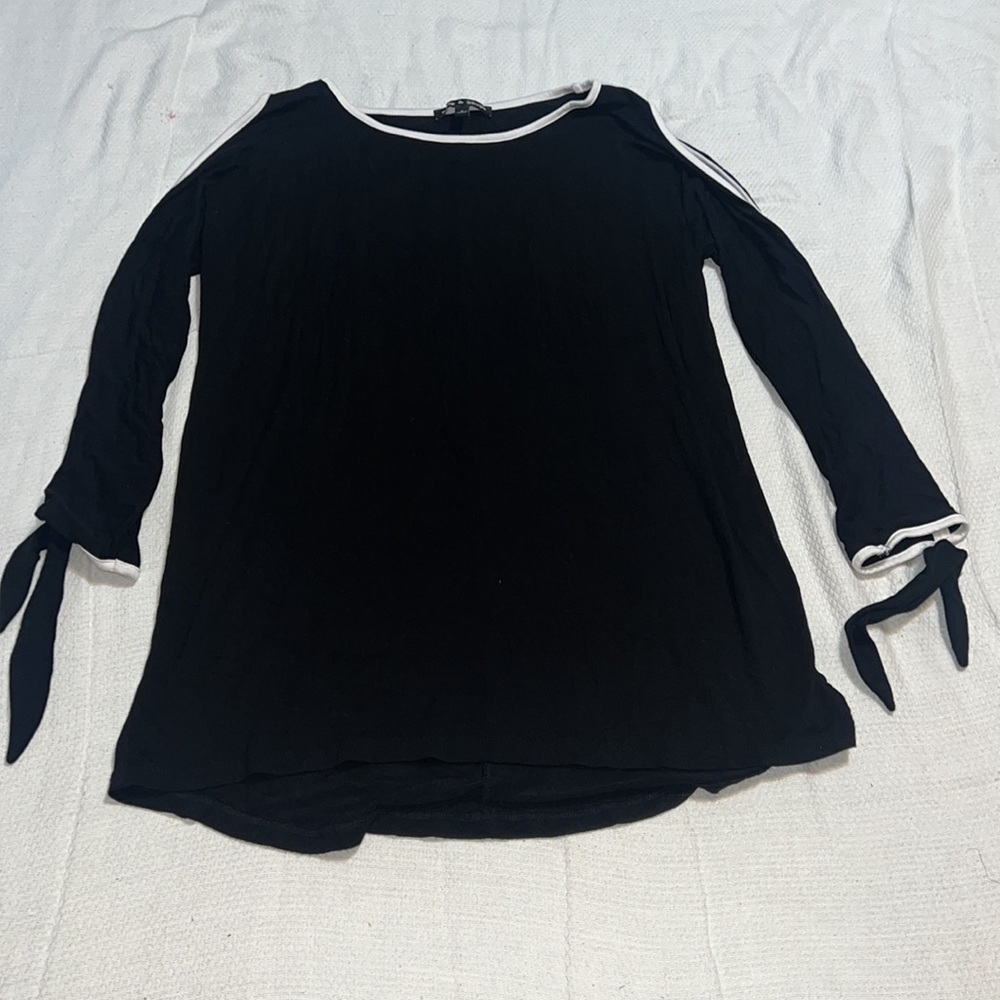 Cable & Gauge Black & White Trim Cold Shoulder Top Small